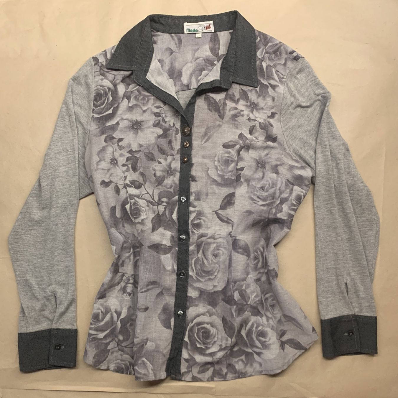 Camicette: Langärmliges Hemd mit grauem Blumenmuster – Usato da Chalais venduto da Decoarts.art 1