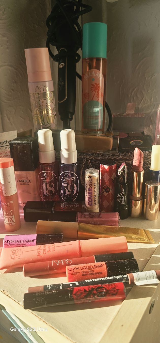 Nars Maquillage: Cosmetics assorted brands lipstick gloss hairspray perfume . – D'occasion à Rorschach par Alles_9.90 5