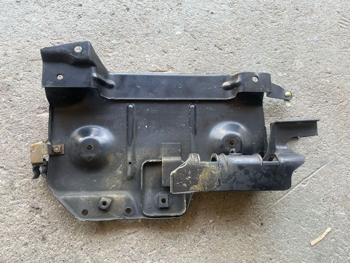 Volkswagen Tutti pezzi di ricambio auto: Support métallique pour batterie - VW GOLF 3 – Usato da Denges venduto da Ricautomotive 1