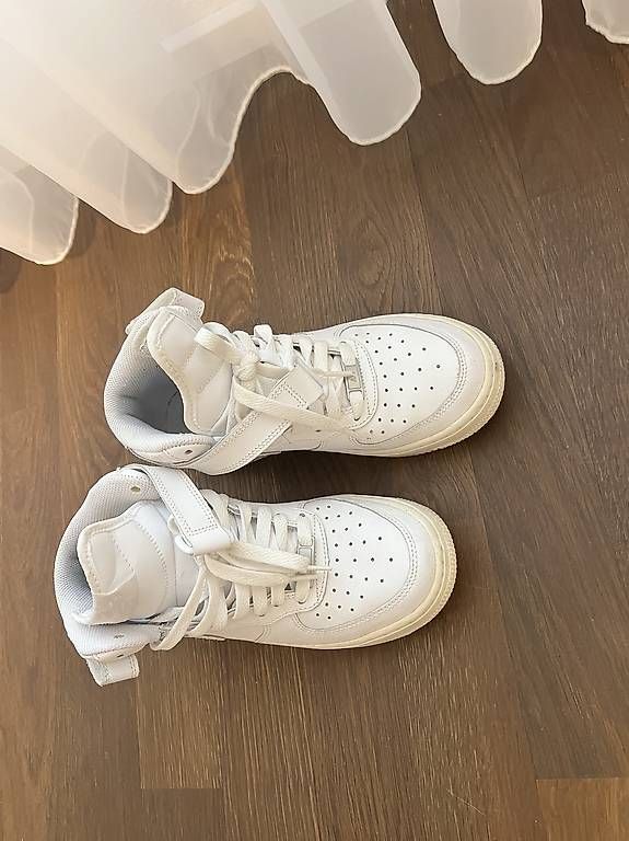 Chaussures femmes: Nike Schuhe Grösse 37,5 – D'occasion à Bettlach par Swiss-2016 1