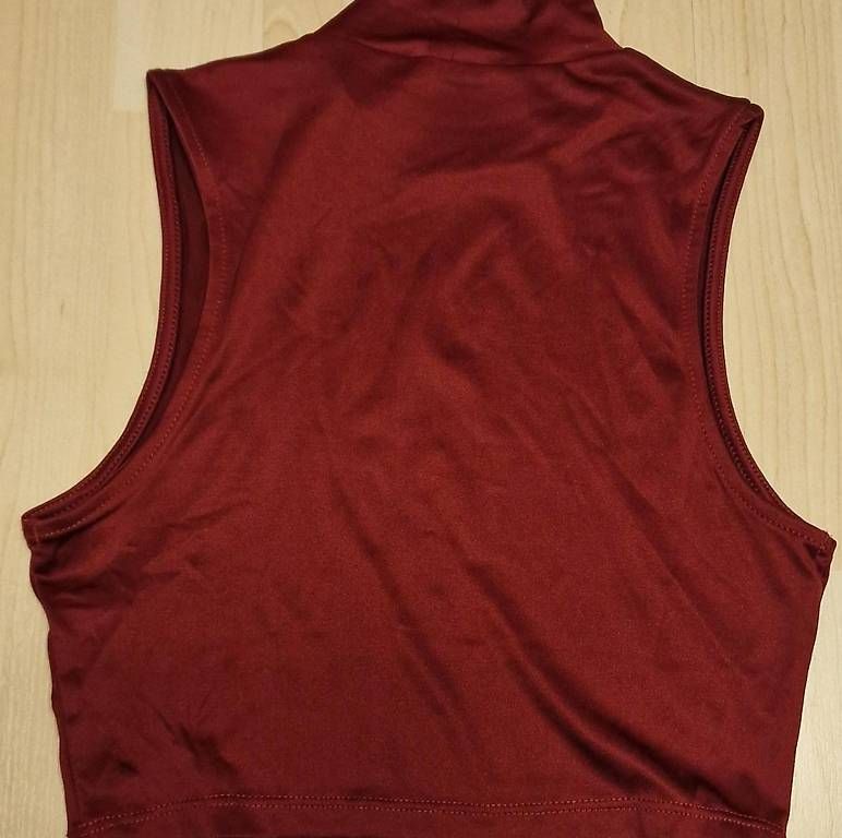 Top: Burgundy crop top  – Usato da Riehen venduto da Joloe 1