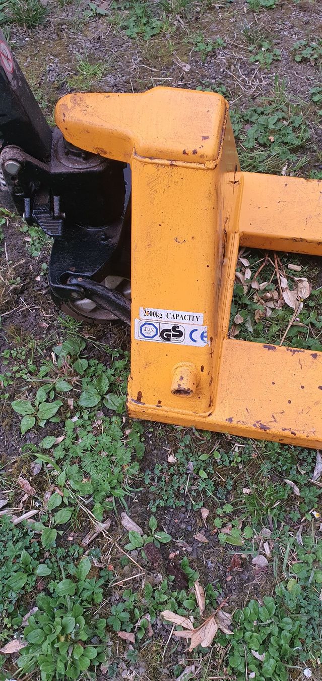 Carrelli elevatori e a forche: Transpalette manuel robuste, capacité 2500kg, idéal! – Usato da Monthey venduto da PJ1978 1