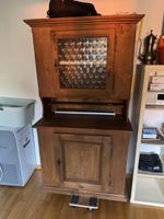 Antiker Holzschrank mit Glasfront akzeptabler Zustand
