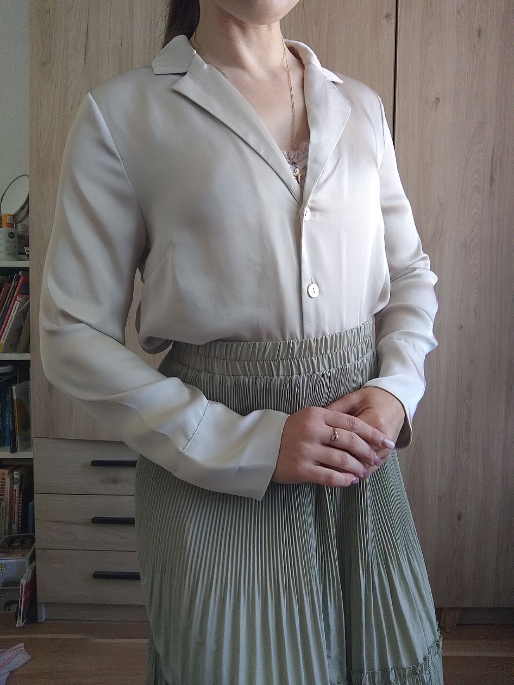 H&M Camicette: H&M Beige Blouse, Size S - Perfect for Spring Layering! – Usato da Mägenwil venduto da VintageGirly 3