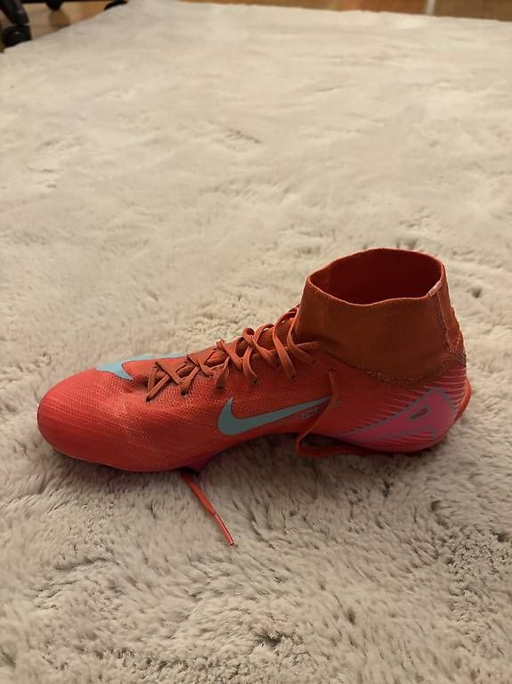 Nike Chaussures hommes: Rote Nike Fussballschuhe – D'occasion à Lenk im Simmental par niczbaeren 3