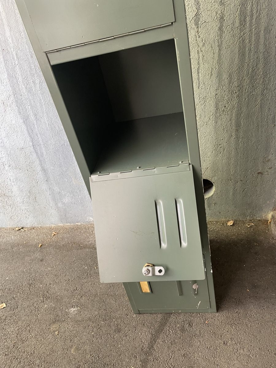 Porte manteau: Metallschrank/Garderobe 4 Fächer gebraucht – D'occasion à Bern par coca-cola12 5