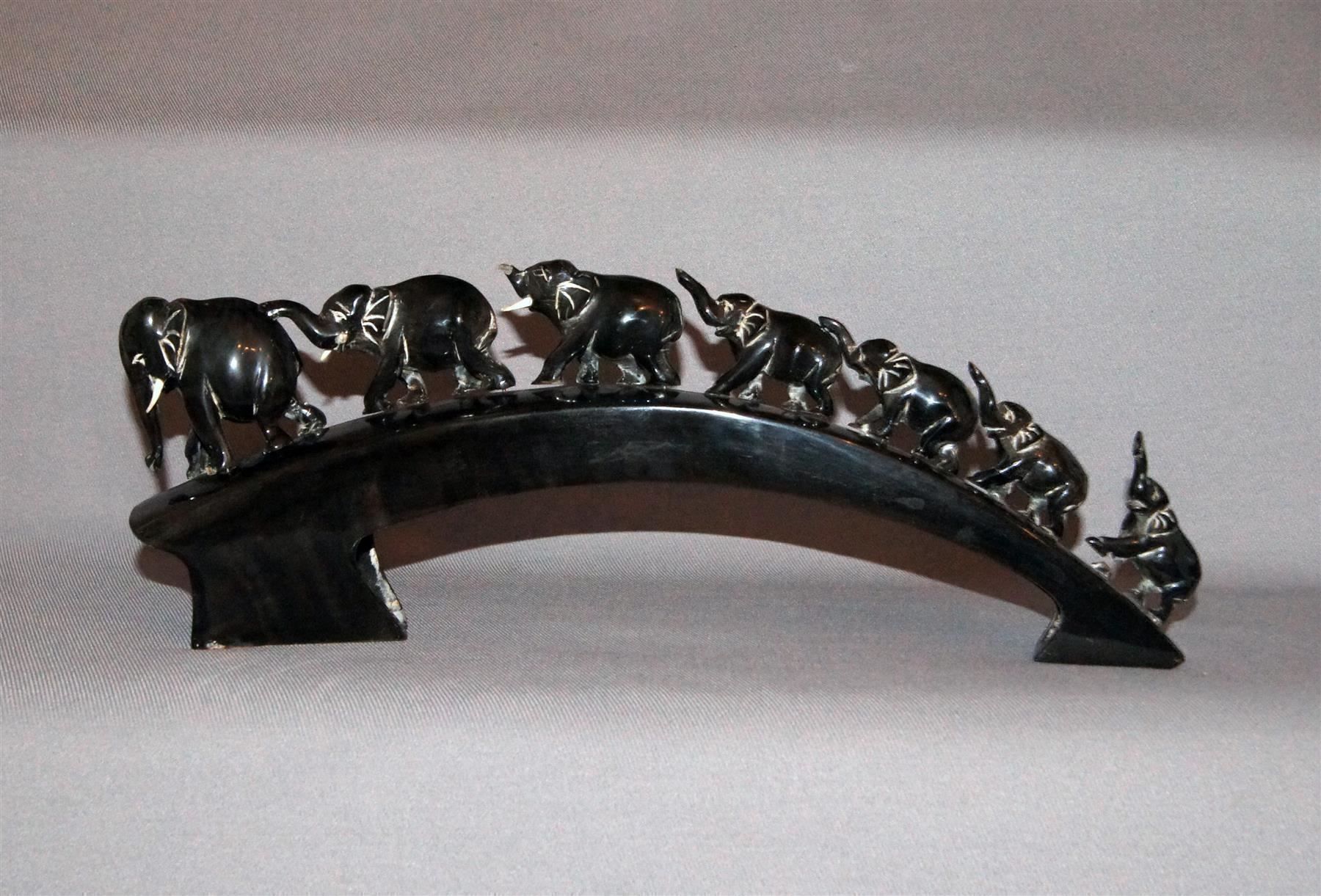 Skulpturen & Statuen: Schöne Elefantenbrücke aus Horn – Gebraucht aus Geroldswil von ARTEFACTO