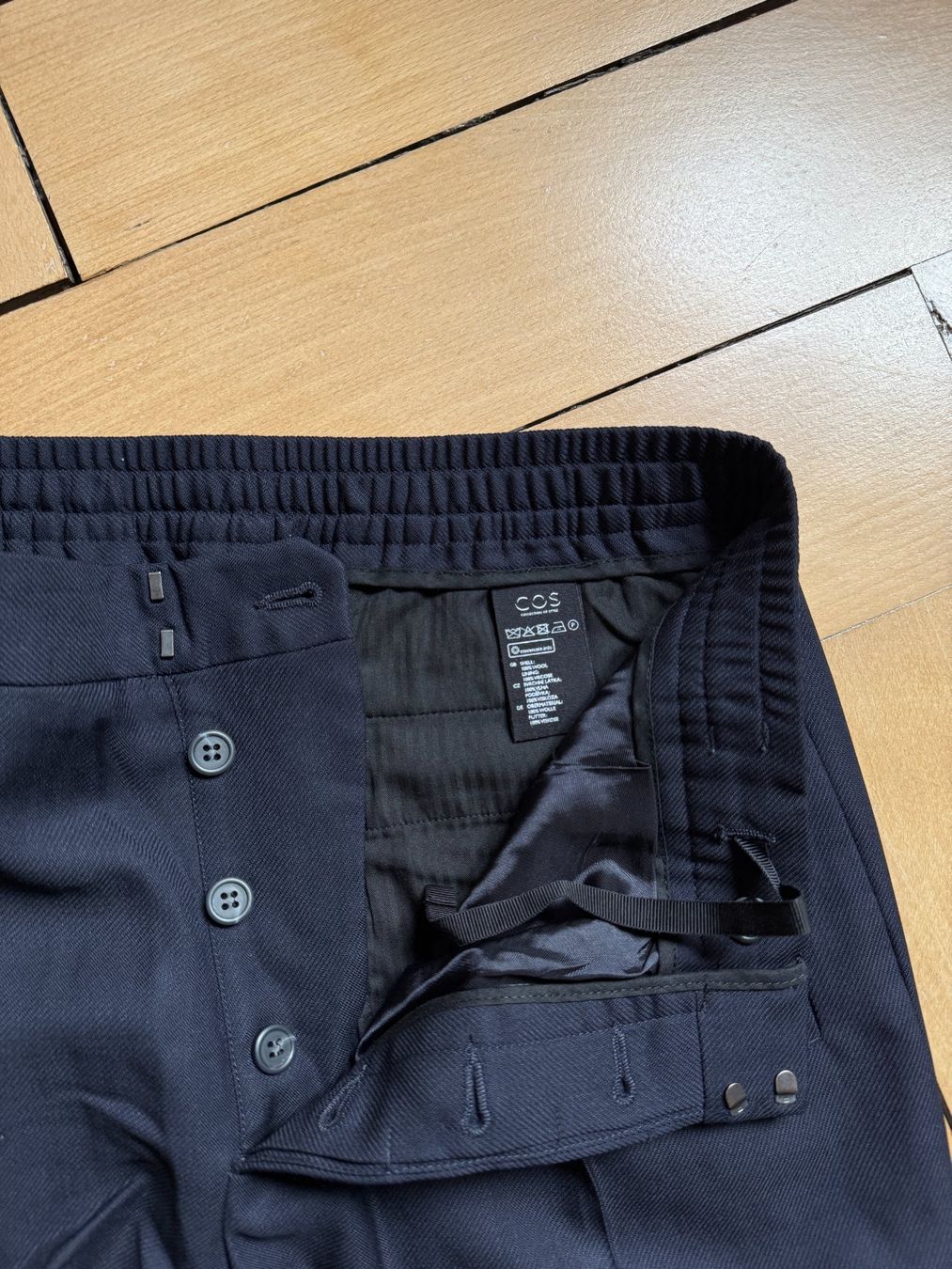 Cos Pantaloni: COS - Hose dunkelblau aus Wolle 46 – Usato da Zürich venduto da Diazaio 2