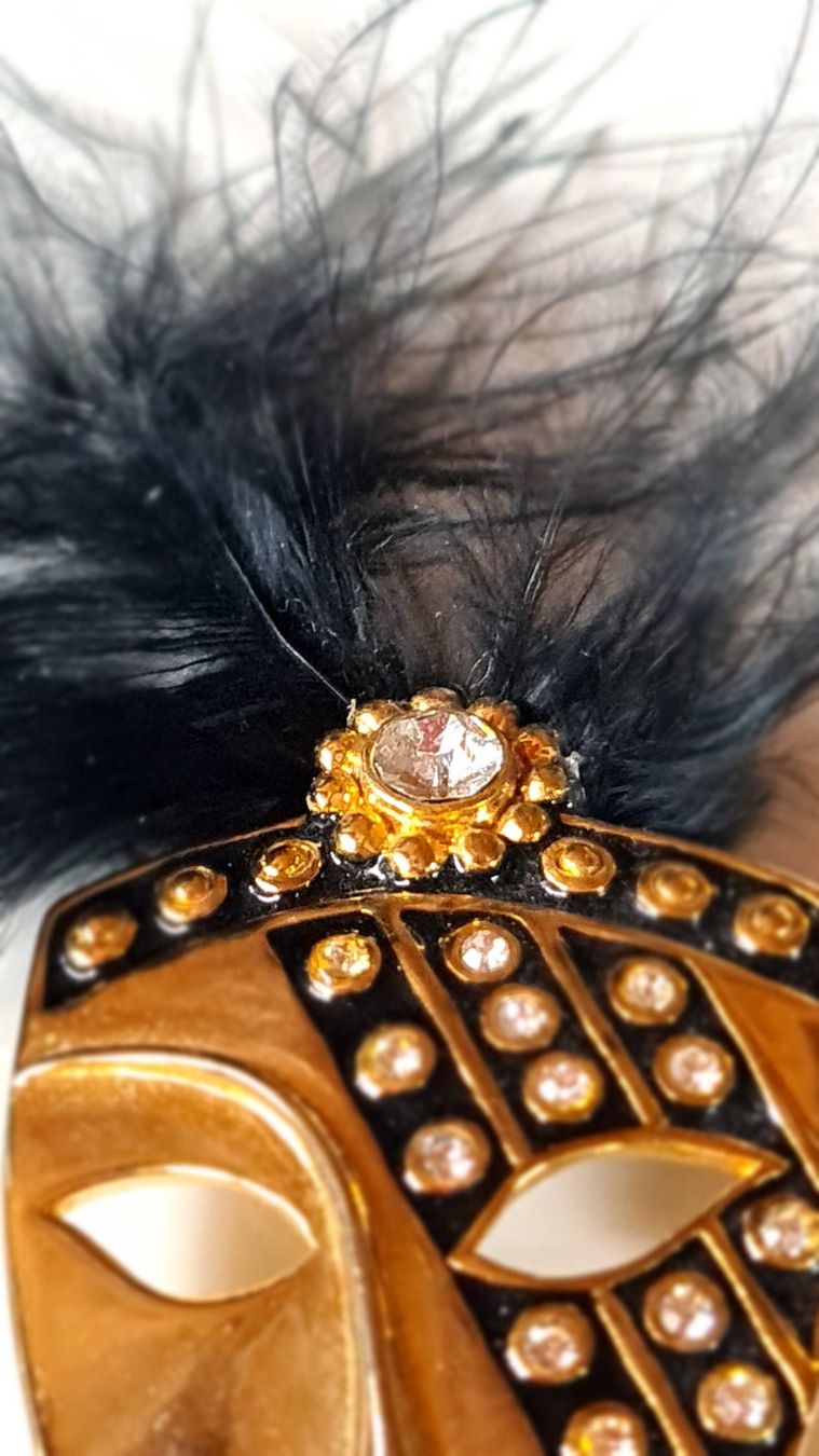Broschen & Nadeln: Schmuck Brosche Maske mit glitzernden Steinen – Gebraucht aus Frauenfeld von Purzli 1