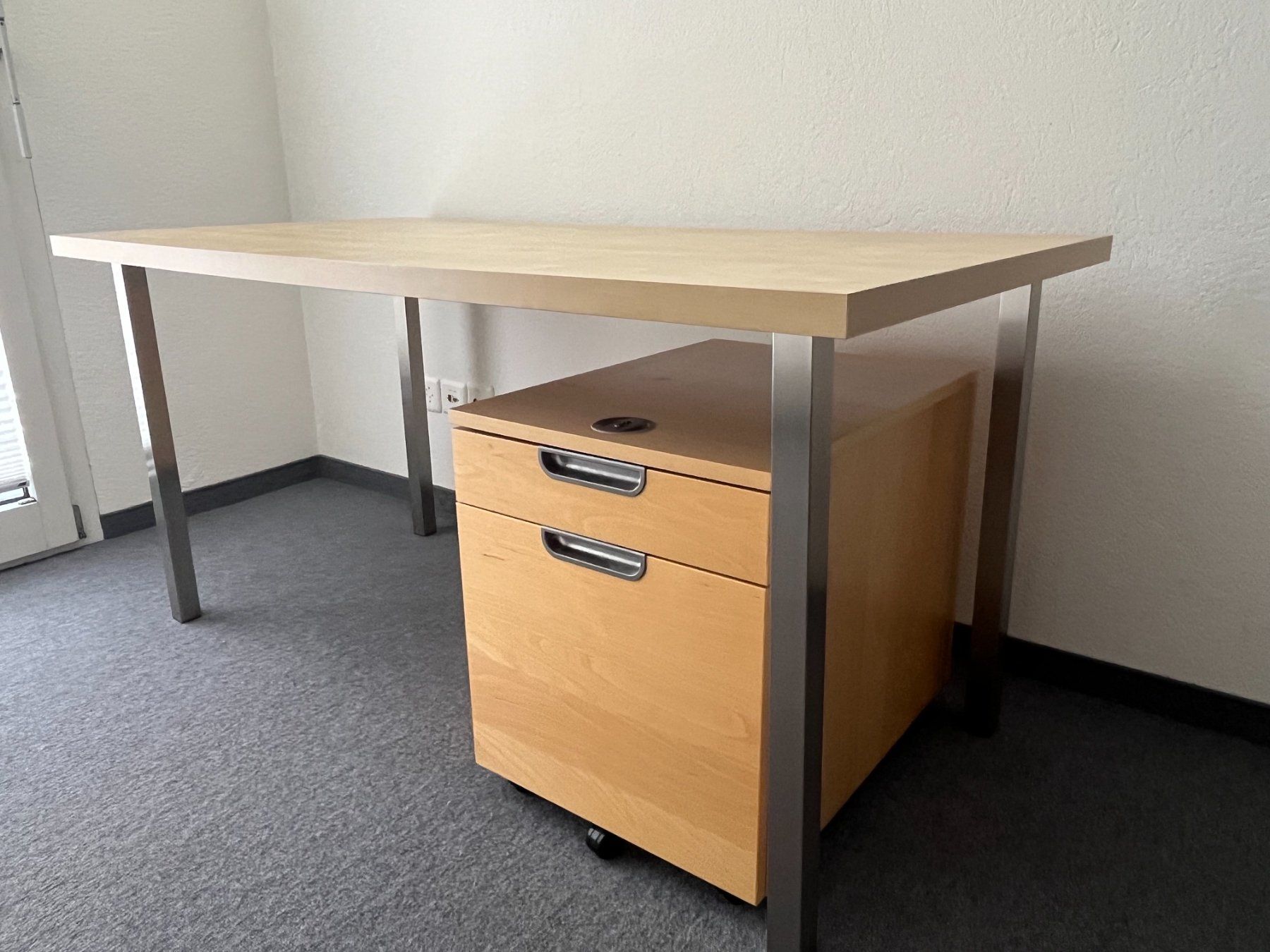 Ikea Bureaux: Schreibtisch mit Rollcontainer Buche Metallgestell von IKEA – D'occasion à Kriens par ch__z8rx 2
