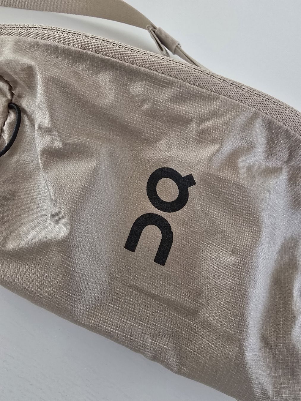 Borse: On Running Waist Pack Lite 2L Beige – Usato da Zürich venduto da fin_2vqm 1