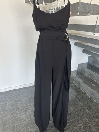 Combinaison Zara noire avec ceinture à boucle état neuf