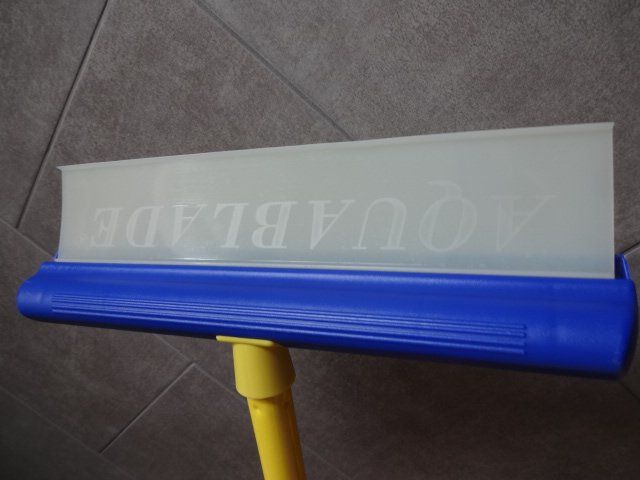 Altro per la casa: Aquablade Fensterreiniger mit Wassertank - NEU – Nuovo (secondo la descrizione) da Büsingen venduto da aue_2mh6 1
