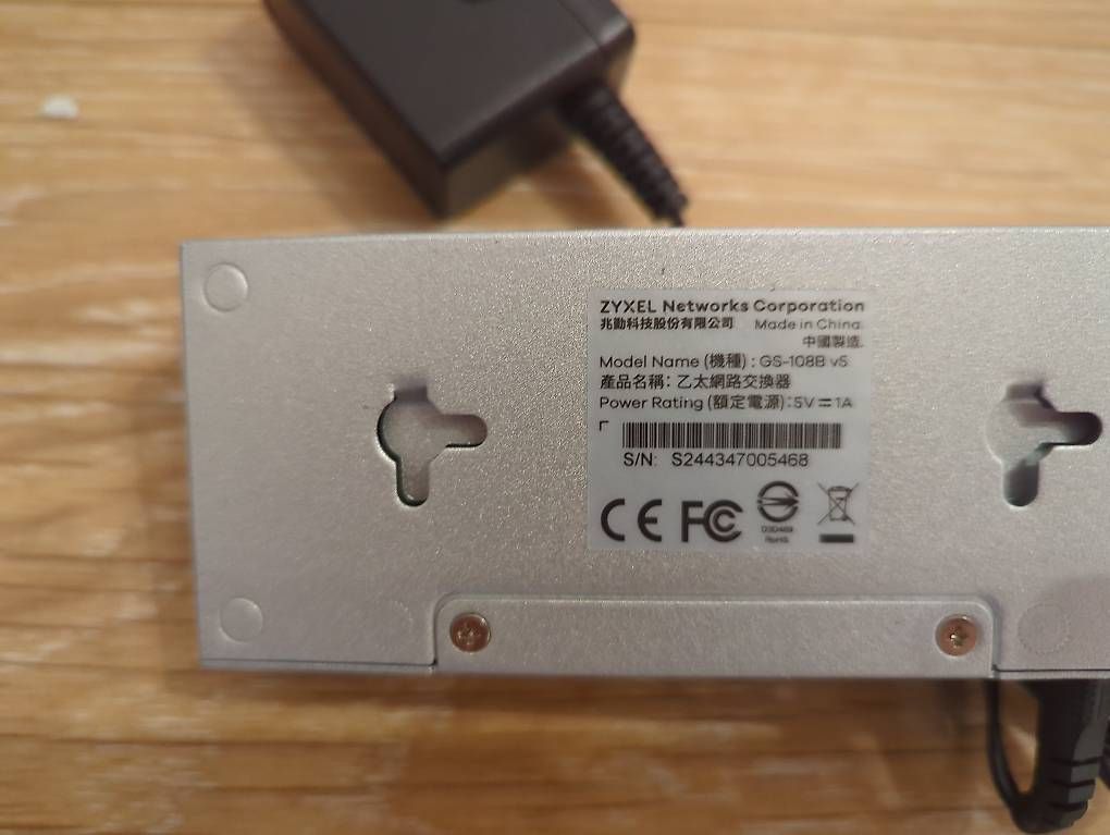 Zyxel Hub & Switch: Zyxel GS-108B 8 port unmanaged switch – Usato da Zürich venduto da Enucatl 3