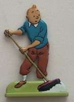 Figurine Tintin en relief - Tintin en train de balayer