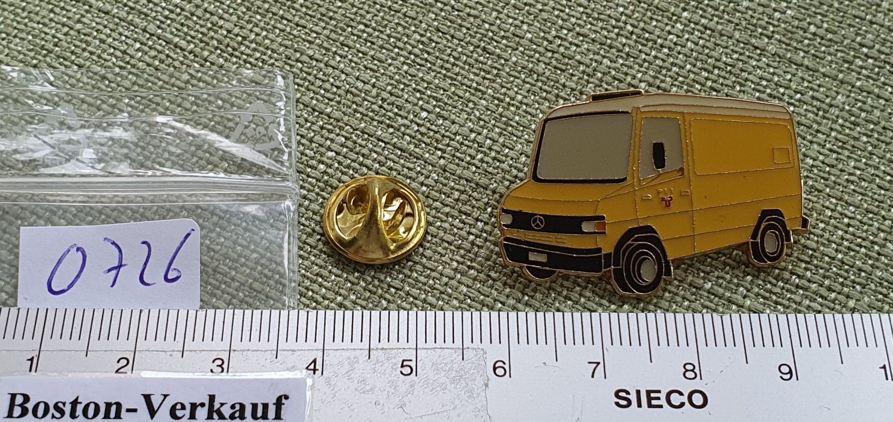 Placchette & Badge: O726 - Pin Die Post PTT Postauto Transporter Nr. 476 – Usato da Reinach BL venduto da Boston-Verkauf 2