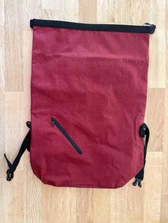 Spende Theodora Stiftung - Roter Rolltop-Rucksack wie neu