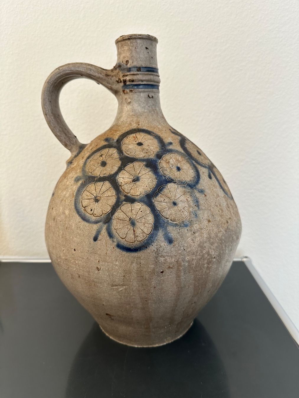 Caraffe: Antike Kugelkanne aus Steinzeug (Westerwald oder Betschdorf) – Usato da Basel venduto da Pulcinella34 2