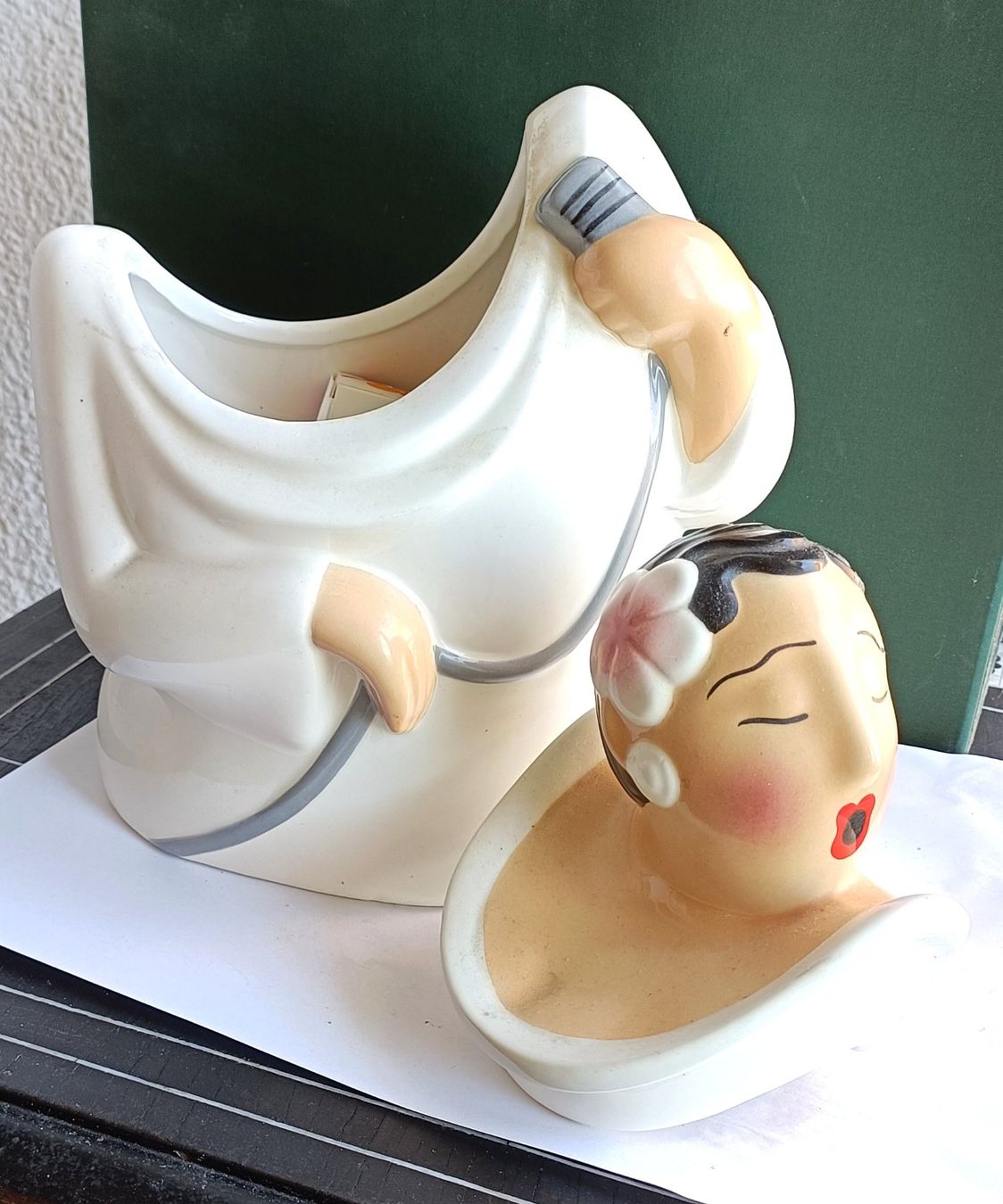 Recipients et similaires: Céramique, Boîte à biscuits chanteuse vintage 1996 – D'occasion à Evilard par mic_yp8t 2
