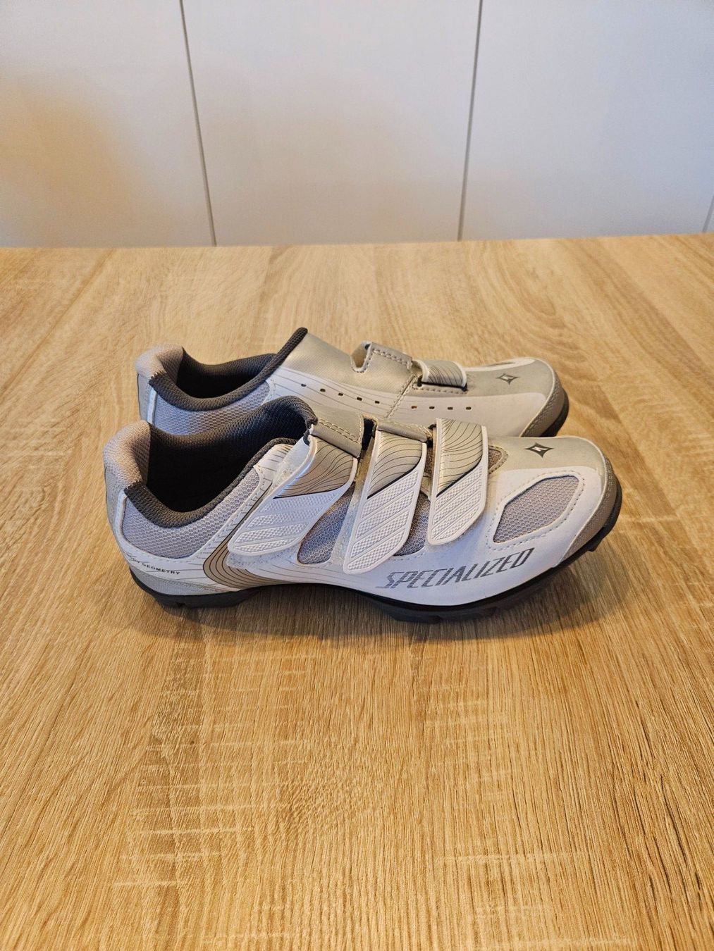 Specialized Scarpe da donna: Veloschuhe Specialized Riata, Weiss/Silber, Gr. 37 – Nuovo (secondo la descrizione) da Brunnen venduto da summerLove6 3