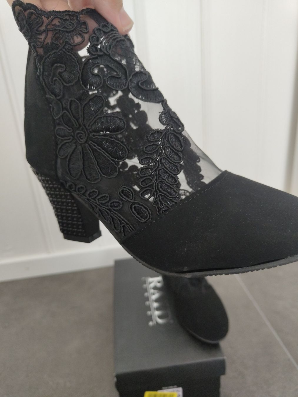 Scarpe da donna: Elegante Wildlederstiefeletten mit Spitze – Nuovo (secondo la descrizione) da Alterswil FR venduto da Agape07 1