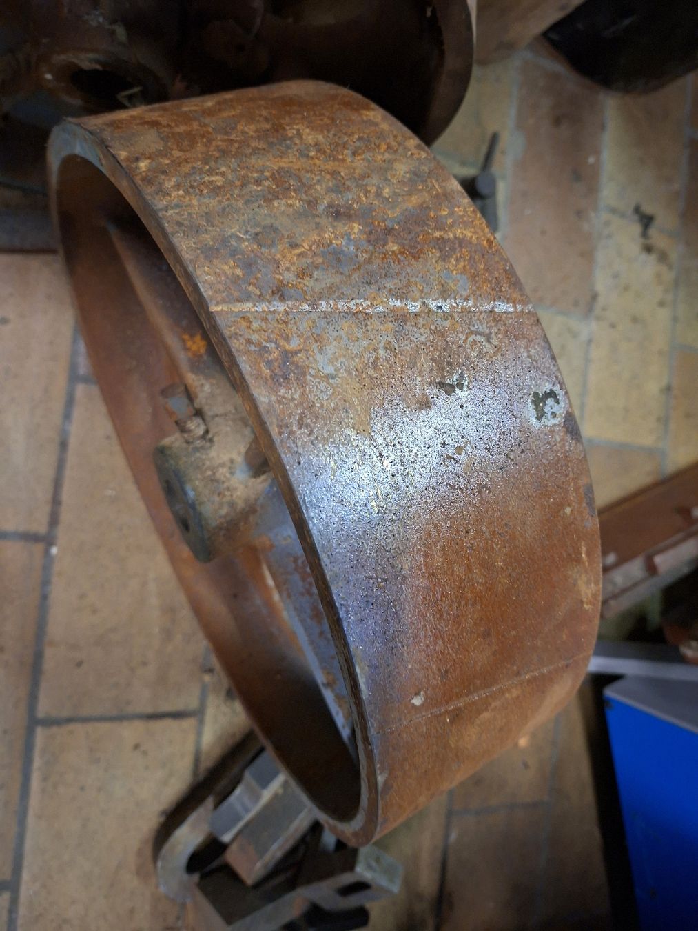 Altro per industria metallurgica: Alte, massive Grauguss-Riemenscheibe Deko – Usato da Grossdietwil venduto da hufi10 2