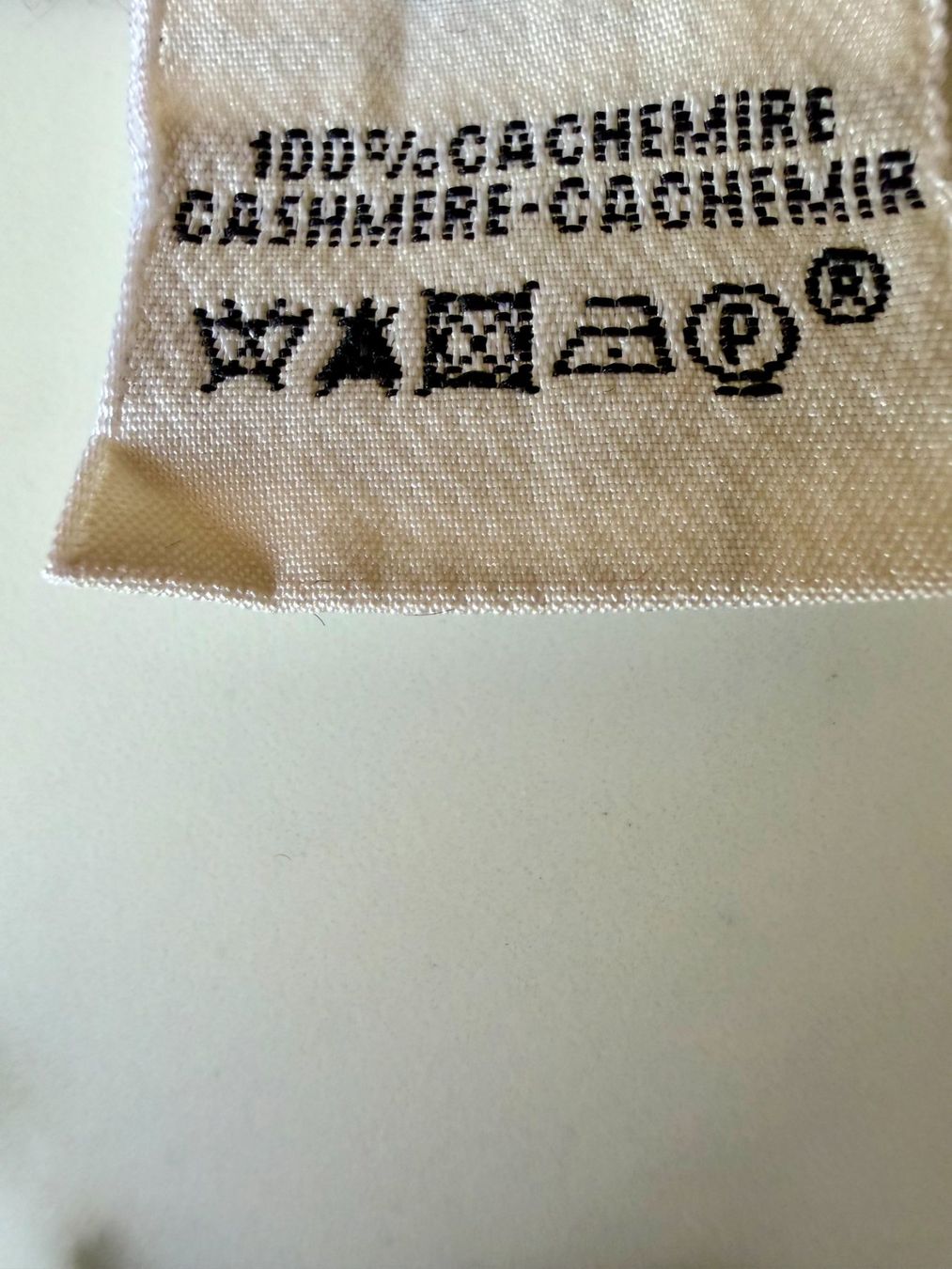 Hermès Pulls & Sweat-shirts: Pull col V cachemire Hermès – D'occasion à Basel par BradPeeters 7