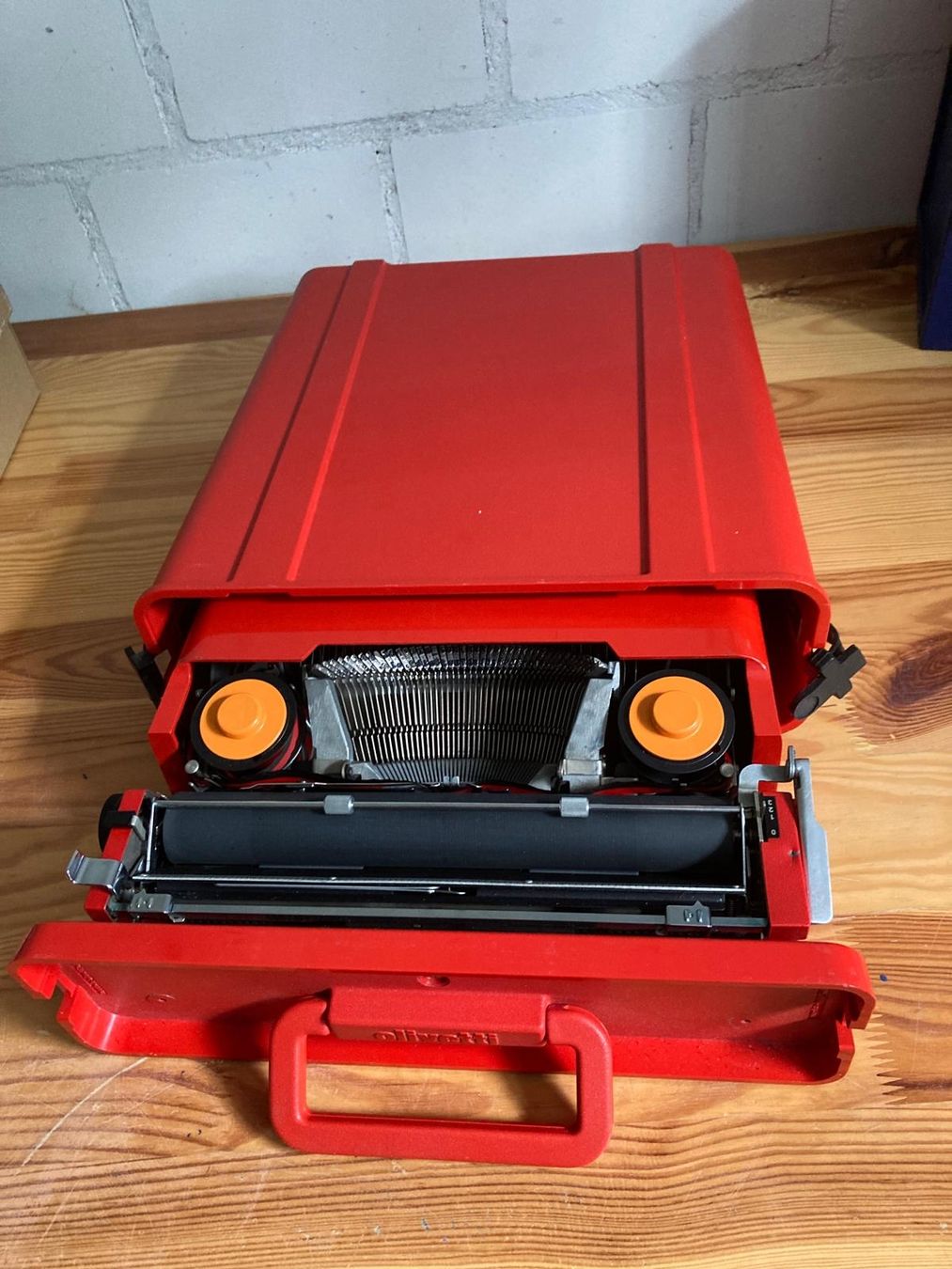 Olivetti Macchine da scrivere: OLIVETTI * VALENTINE * red Schreibmaschine 1969 – Usato da Gränichen venduto da Thesi123456 1