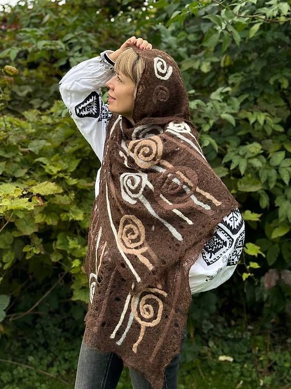 Foulard & Sciarpe: Brauner Mohairschal mit Spiralmuster – Nuovo e nell'imballaggio originale da Thalwil venduto da han_2b8c 3