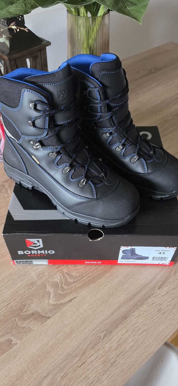 Chaussures hommes: NEU!!! Bormio Winterbauschuhe/ Arbeitschuhe Gr 43 – Neuf avec emballage d'origine à Kappel SO par bas_nkt9