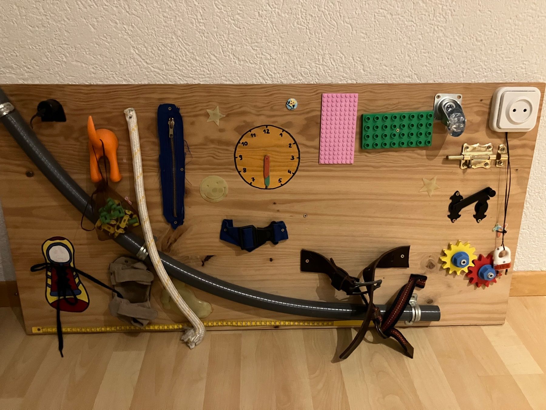 Spielzeuge: Motorikwand Montessori – Gebraucht aus Niederglatt ZH von