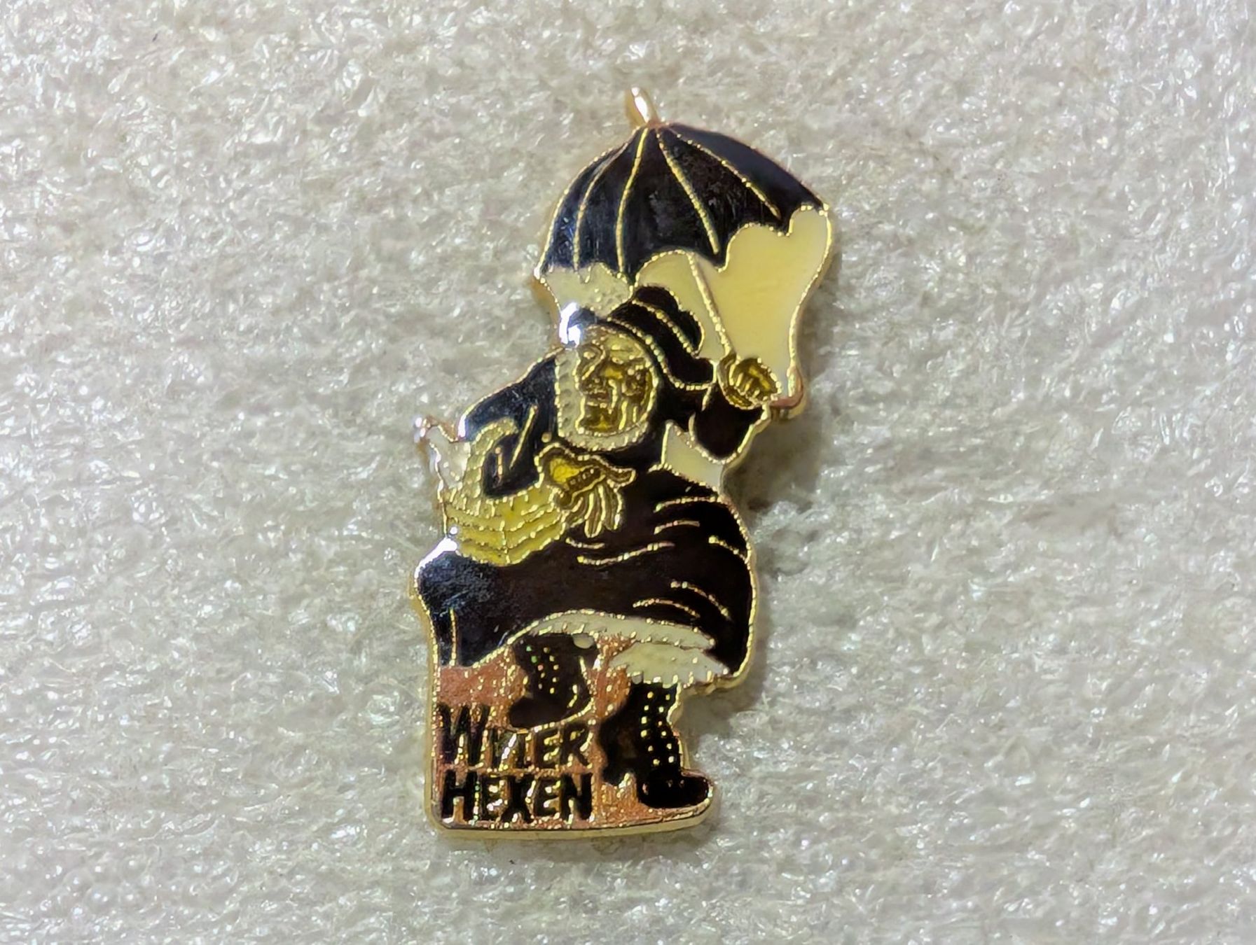 Placchette & Badge: Ansteckpin 186: Wyler Hexen – Usato da Oppligen venduto da Pin-Fall-Shop
