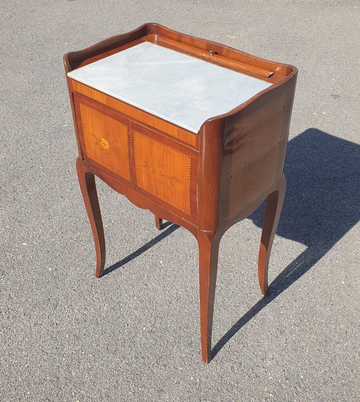Tavoli da trucco: Petite coiffeuse / chevet style Louis XV – Usato da Lausanne venduto da eamescharly