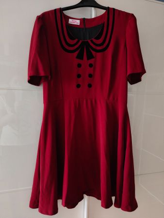 Dunkelrotes Minikleid, weiter Rock (Divina Providencia), 40