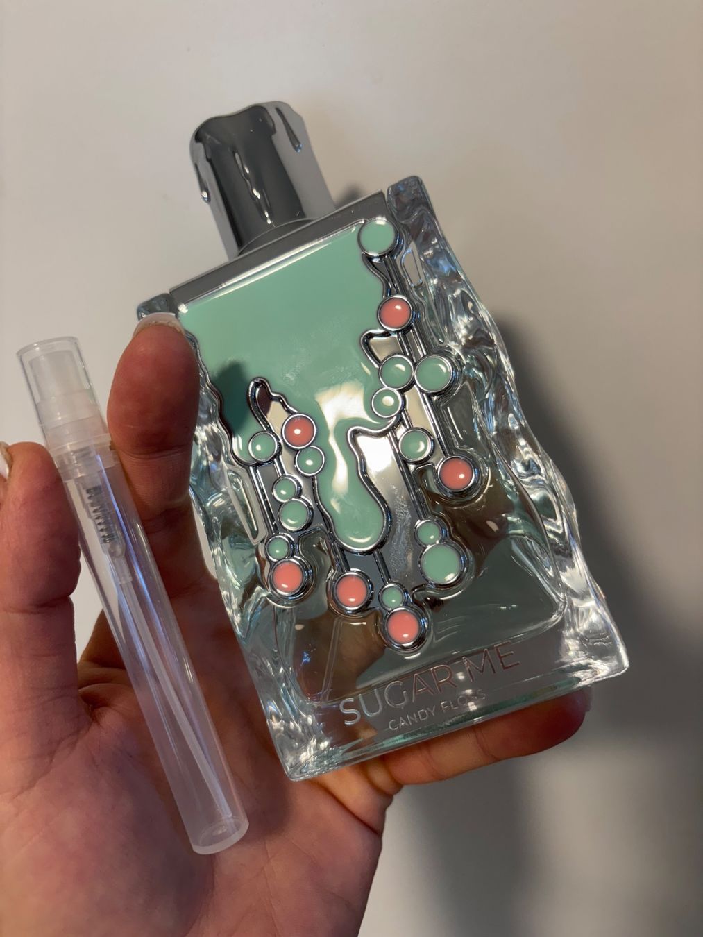Lattafa Profumi & Eau de Toilette: Alhambra Sugar Me Candy Floss Duft EDP5ml. Abfüllung – Usato da Zürich venduto da deruja