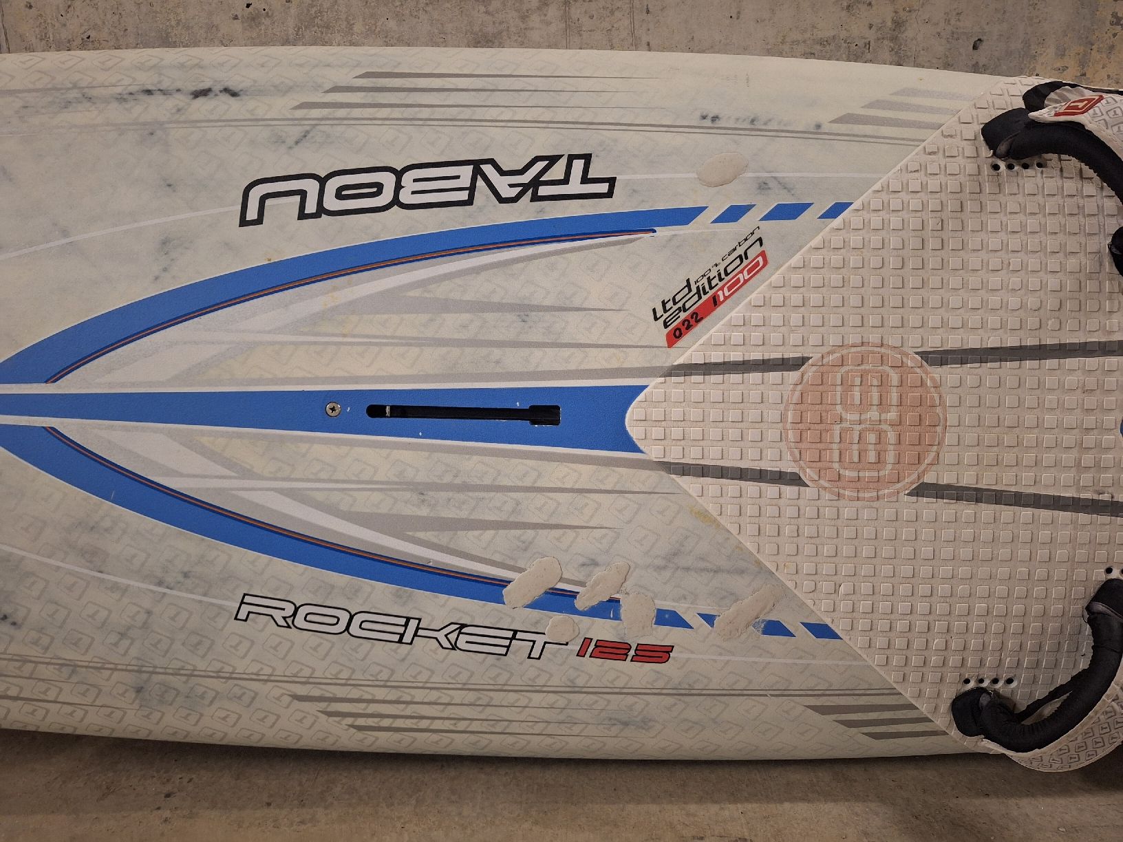 Surfboards & Schwimmbrette: Windsurfbrett Tabou Rocket 125l 69cm 245cm Ltd Carbon – Gebraucht aus Winterthur von yy1 3