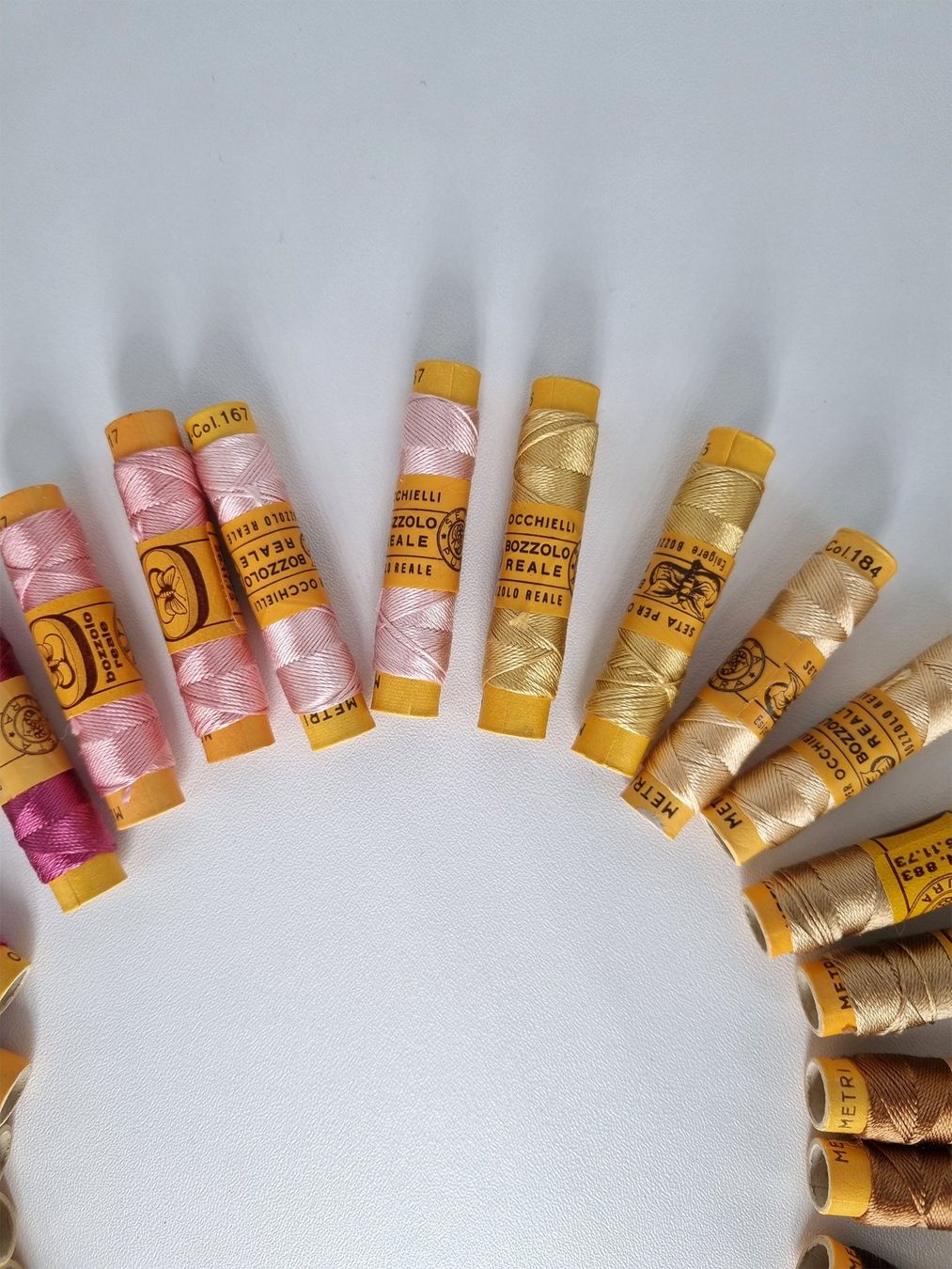 Cordicelle & Fili: 32x Vintage Seidengarn Set Blumen Farben Stickgarn – Nuovo e nell'imballaggio originale da Mels venduto da DACRI 3