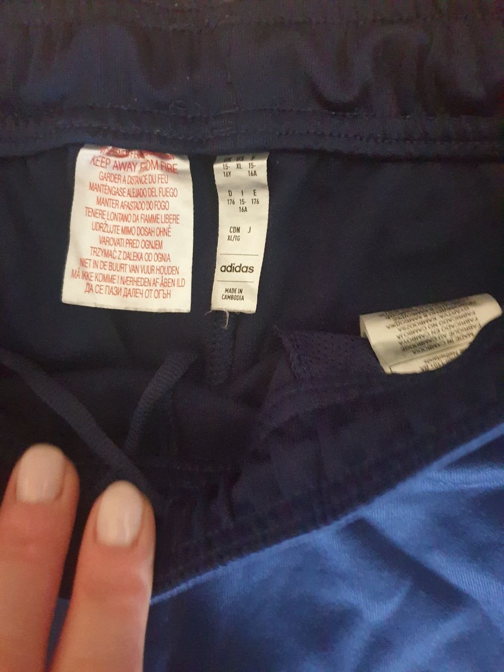 Adidas Lotti & Set di vestiti: Pantalon Adidas comme neuf – Usato da Fribourg venduto da mal_8zjh 1