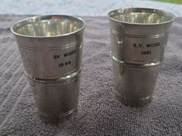 Zwei Schweizer Zinnbecher mit Punzen (1981 & 1986)