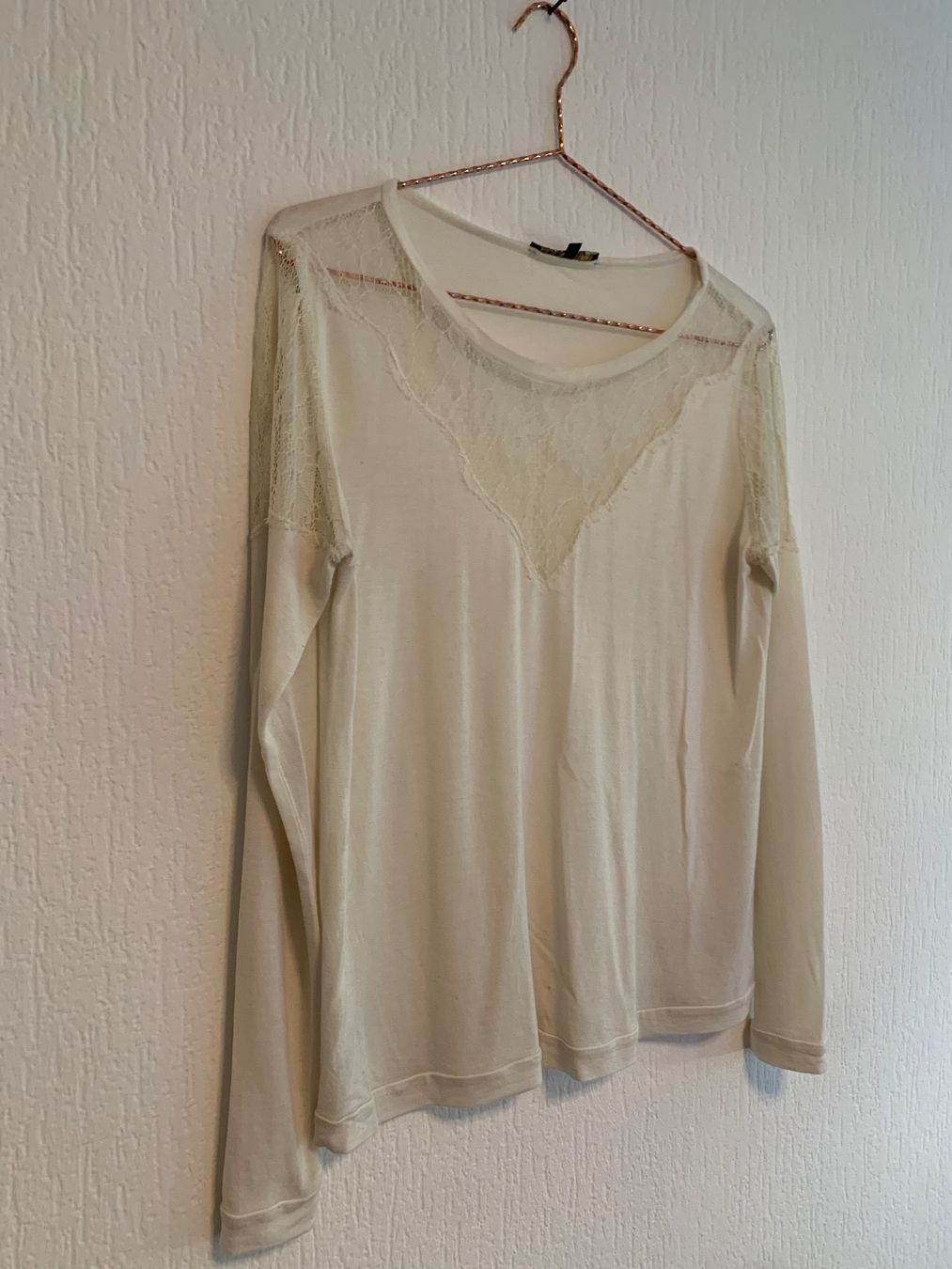 Maje Top: Maje pullover blanc avec dentelle (M/taille 2) – Usato da Lausanne venduto da Xiaoxi 1