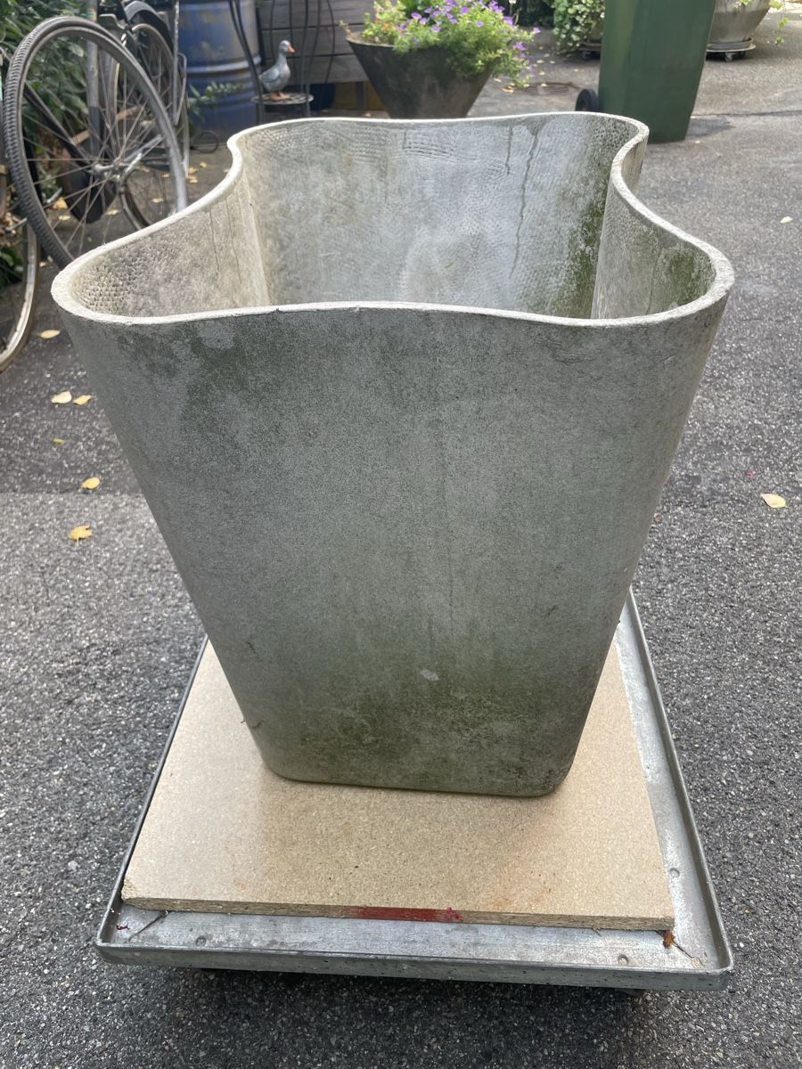 Eternit Blumentöpfe: Eternit Blumentopf in Wellenform – Gebraucht aus Biel/Bienne von Urbue 5