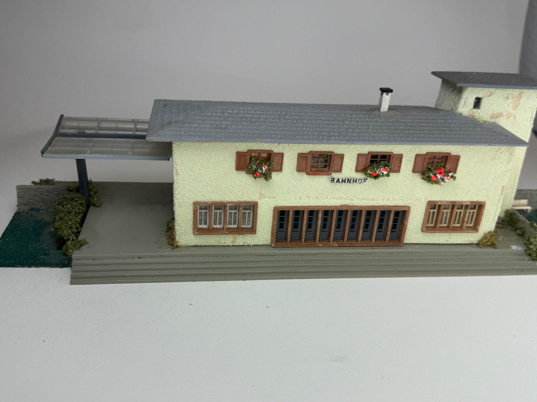 Faller Modellini di ferrovie: Faller Bahnhof Nr. 103 Fertigmodell – Usato da Elm venduto da Wikmtz 1