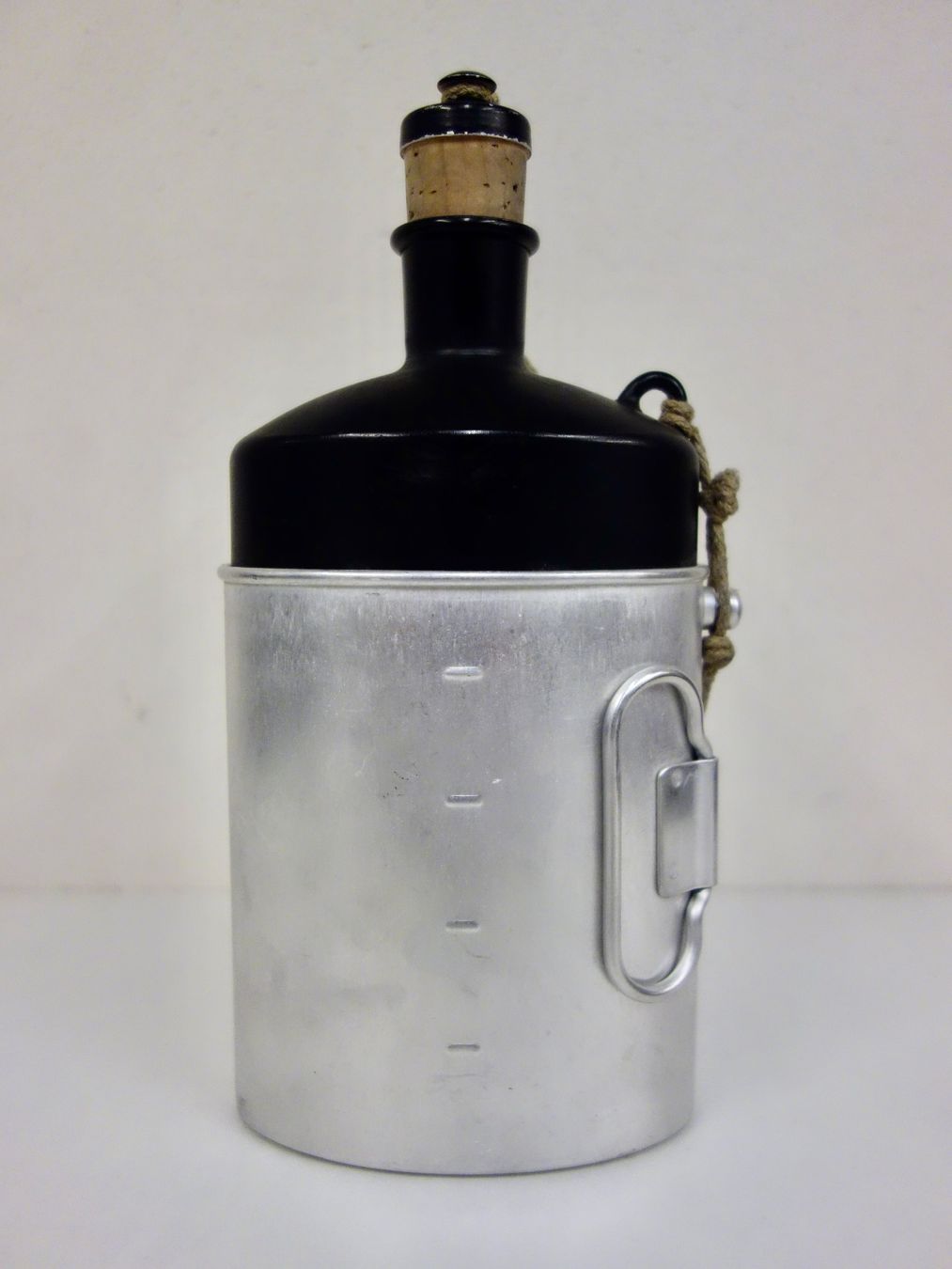 Schweizer Armee Ausrüstung & Ersatzteile: Feldflasche SIGG 1983 mit Becher JE 1983 Schweizer Armee – Gebraucht aus Kerzers von bottlesandboxes 2