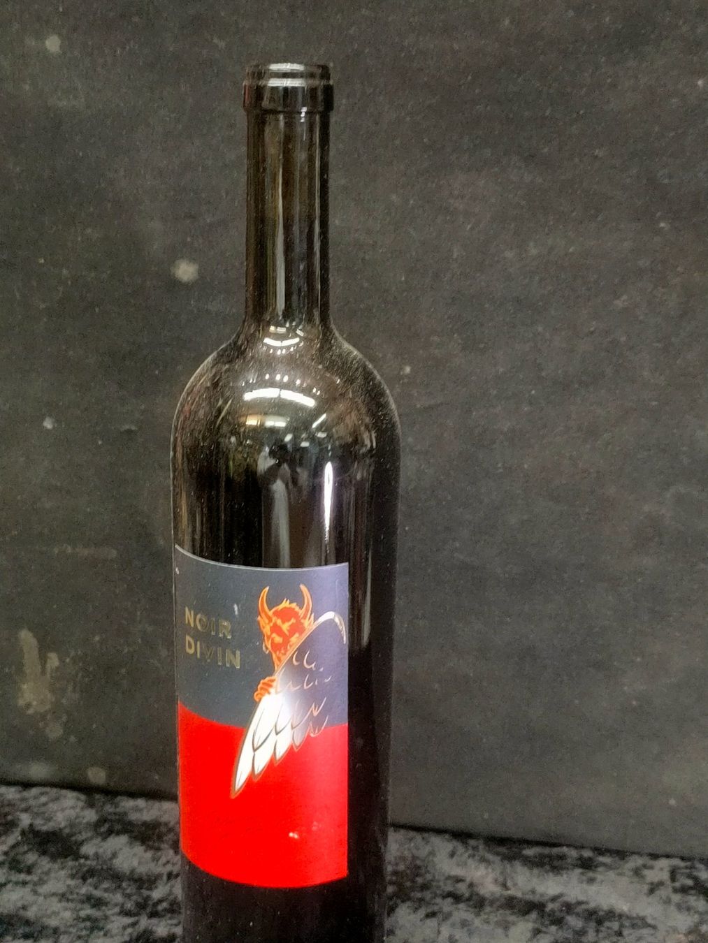 Vino: NOIR DIVIN 2021 – Nuovo (secondo la descrizione) da Genève venduto da Leboucheoreilles