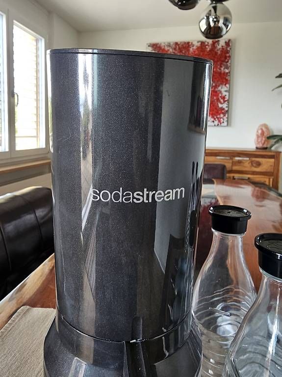 Elettrodomestici da cucina: SodaStream mit 4 Glaskaraffen & CO2-Zylindern  – Usato da Au ZH venduto da PaintingAuction 2