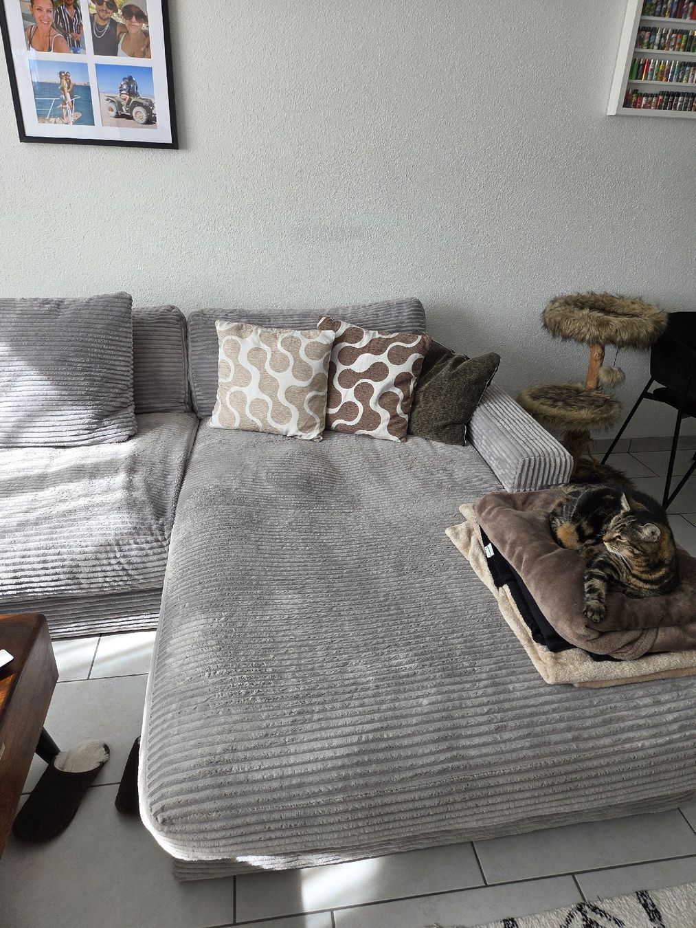 Conforama Sofas: Ecksofa Cordstoff hellgrau mit Recamiere rechts  – D'occasion à Riniken par widmersteffi 3