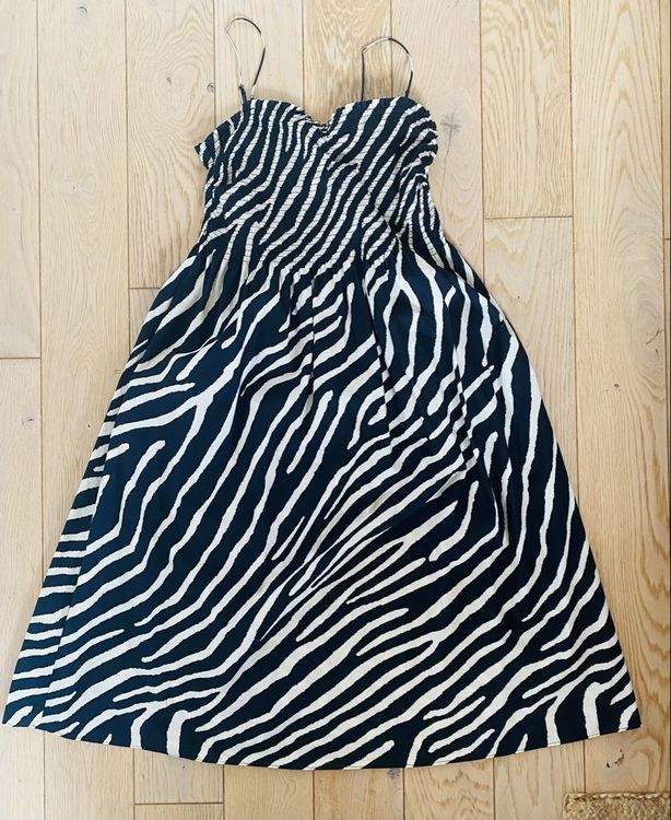 Robe dos nu à bretelles en lin. Robe en lin avec dos en V