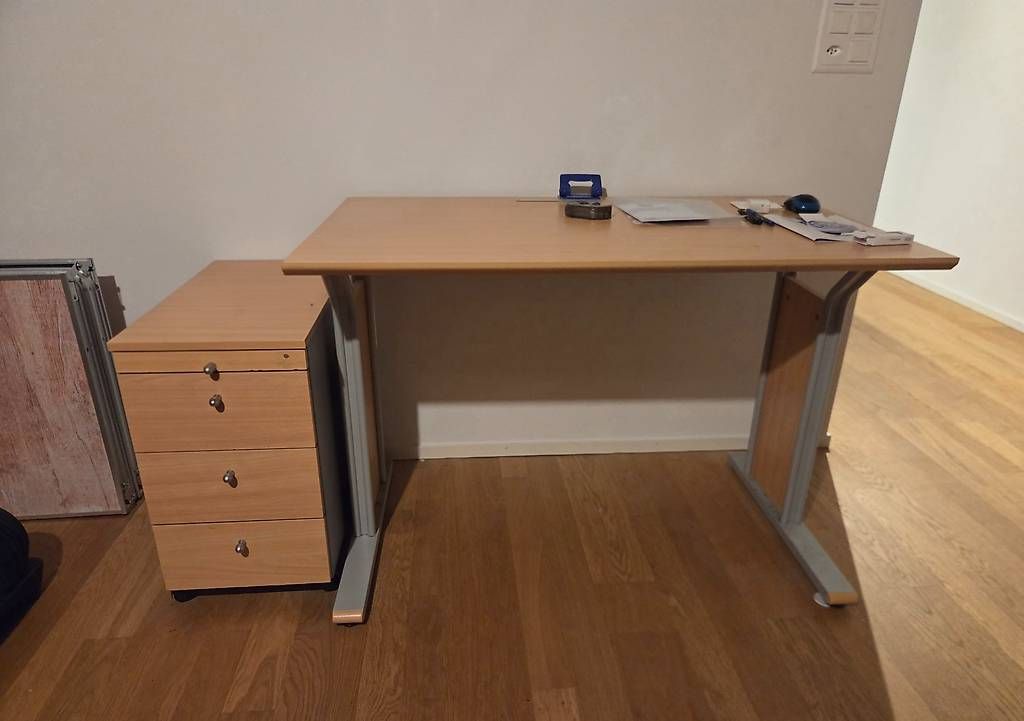 Bureaux: GRATIS  Pult / Schreibtisch  muss bis Montag weg – D'occasion à Luzern par sabet01 1
