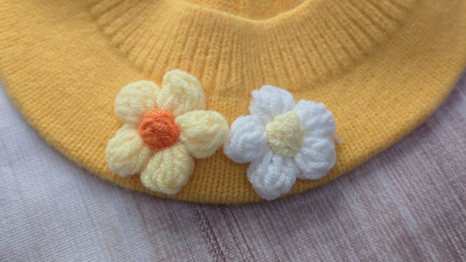 Altro abbigliamento per bambino: 👣 Süsses Strick-Barett mit Häkel-Blumen – Nuovo (secondo la descrizione) da Thalwil venduto da VitaMini 2