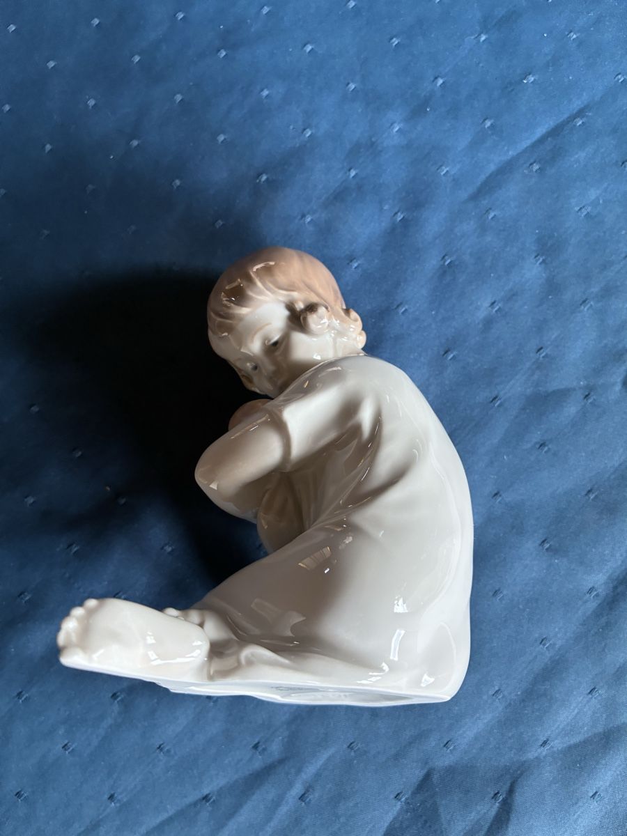 Royal Copenhagen Statuette: Royal Copenhagen Kinderfigur  – Usato da Dornach venduto da Rosengarten 3